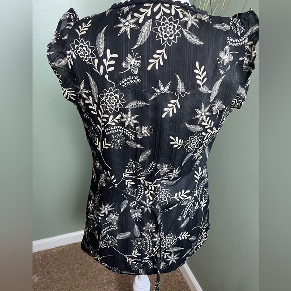 Loft petites black top and white floral print size 6p. - Picture 2 of 8